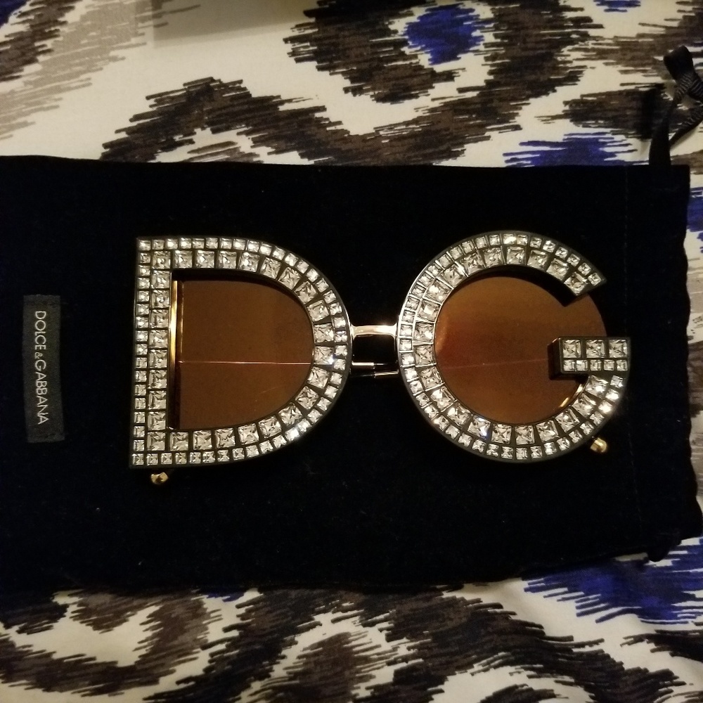 D&G SUNGLASSES WITH CRYSTAL DETAIL